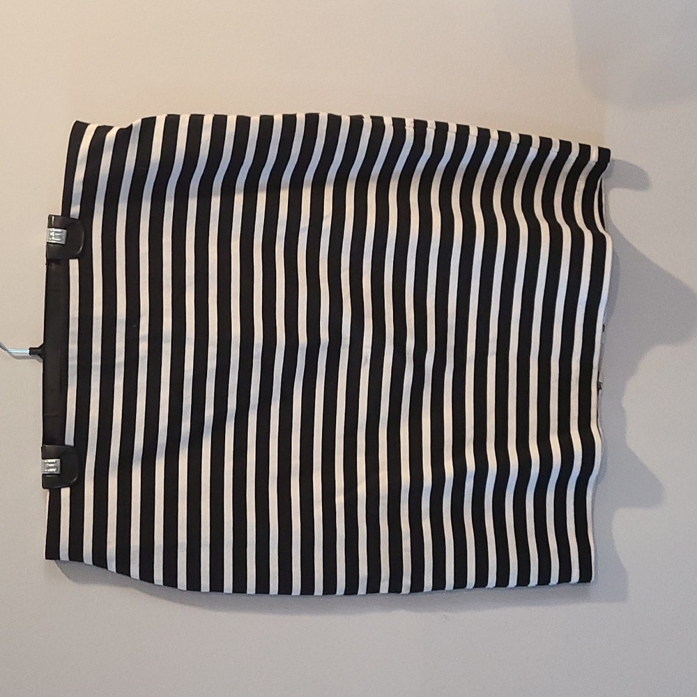 Old Navy jersey knit black and white striped pull on skirt